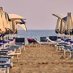Beachside With Outdoor Space شقة